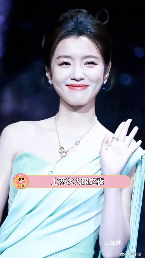 李云霄美成啥了啊,怪不得美女都忍不住回头看她越剧颜值