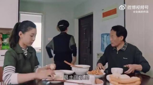 女教师被套路贷款,流氓要钱逼她卖房子,结果下一秒白书记赶来