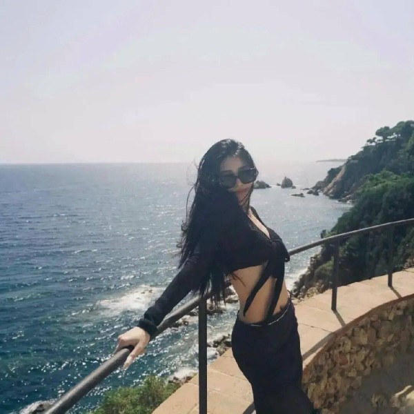 汪峰21岁大女儿晒度假照,大秀纤细蛮腰,身材气质堪比超模