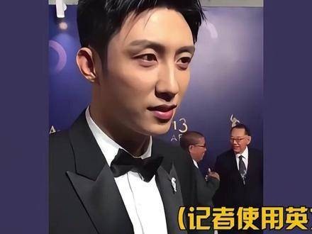 国内记者现场飙英文，黄景瑜一句反问直击要害，瞬间让对方哑口无言