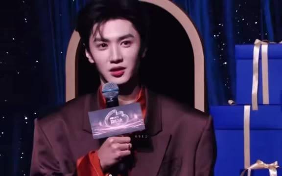 李乃文抽米是陈哲远预付工资,微博之夜延续分半袋给军哥