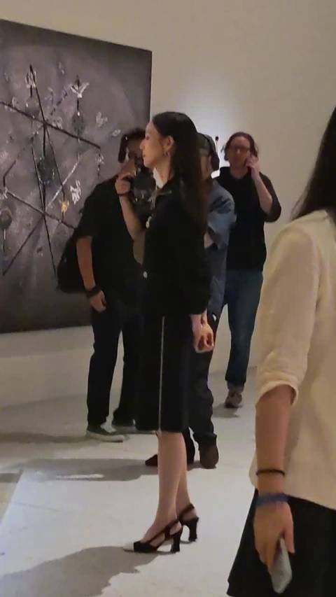 张钧甯路人生图惊艳，原相机下气质温婉
