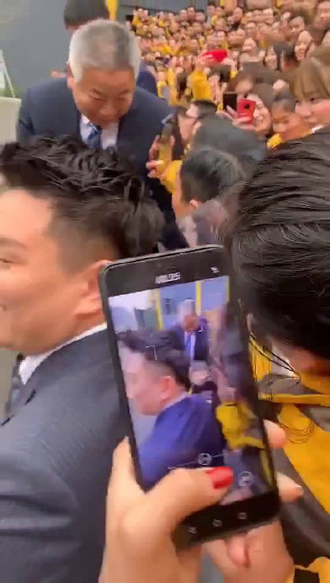毫无明星架子的古校长!