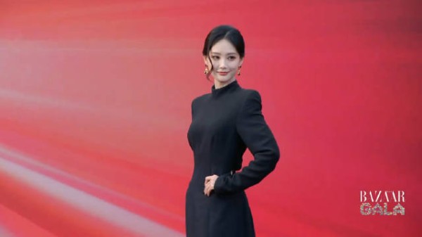 李一桐时尚芭莎红毯 采访全程 黑色露背长裙好美好性感