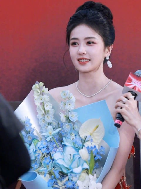 白鹿一身红色裙装亮相BAZAAR GALA红毯,和现场的粉丝朋友们一起庆生