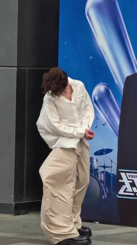 王栎鑫腹肌被风出卖,大自然助攻显线条