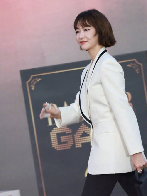 亮相BAZAARGALA2026 红毯，今天的Victoria Song很飒！