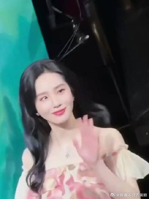 东方淮竹好美好仙，刘诗诗淮水竹亭新加坡特映会两套礼服各有特色