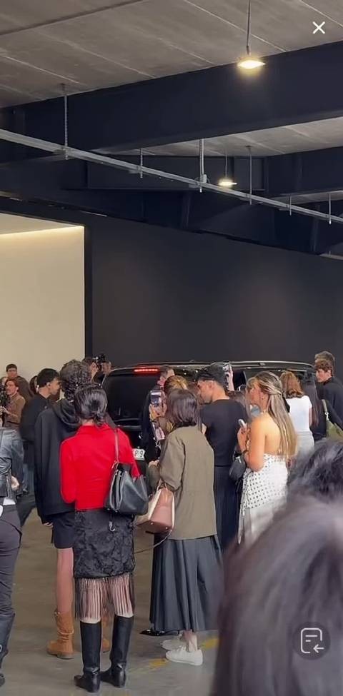 田曦薇米兰时装周专门下车和粉丝打招呼