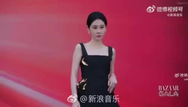 张碧晨鎏金裙摆气场全开,玫瑰轻纱温柔似水