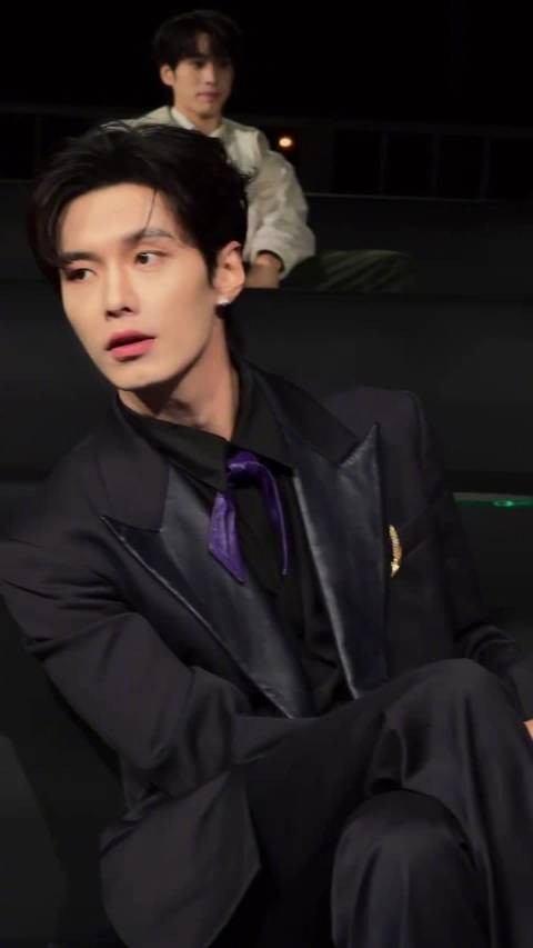 陈哲远王星越何与排排坐,一张帅脸旁边还是帅脸