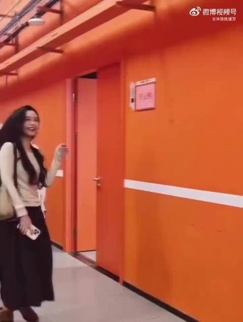 中秋后台偶遇王晓慧,淑柔穿燕麦色私服今晚上演舞台团圆