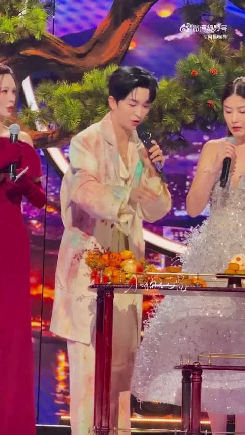 晚会花絮太真实，黄子弘凡吃月饼突发小状况，本人回应被噎翻白眼，毫无距离感