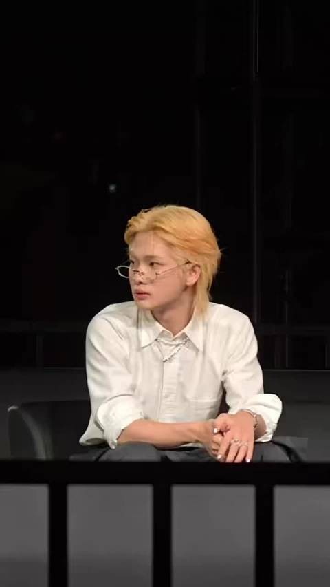别人领奖是拿奖杯,周震南领奖是表演闪身步,和奖杯擦肩而过那瞬间我笑出声
