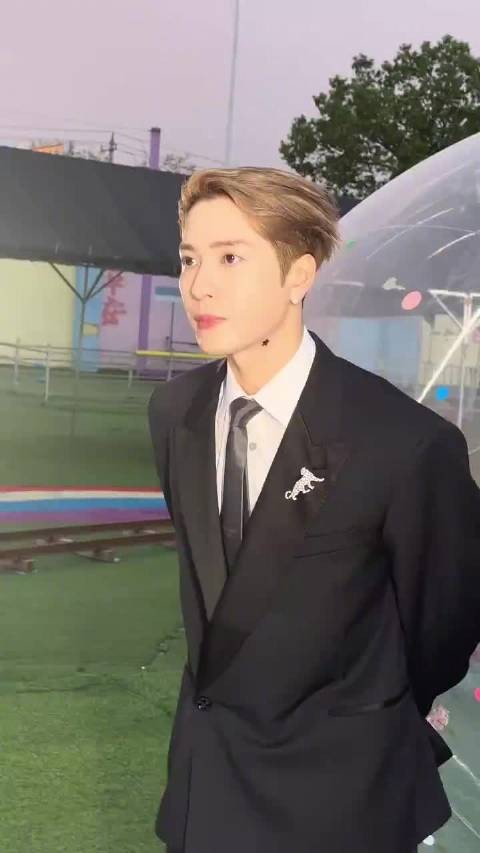王嘉尔芭莎之夜活动压轴出场,状态依旧在线,解锁超超季男装…