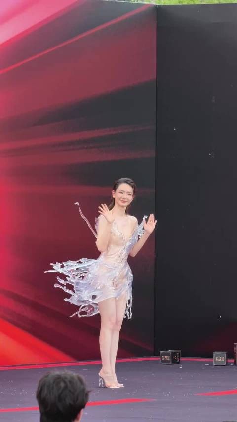 戚薇芭莎之夜穿3D打印衣,引好奇如何坐下