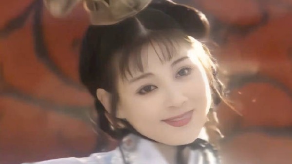 皇上一眼就看上了倾国倾城的赵飞燕,凡是被他看上的女子,一个都跑不了