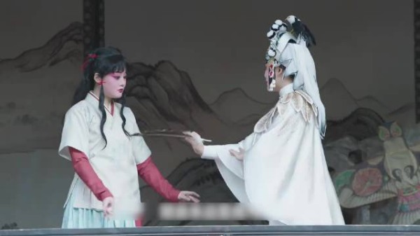 昙娘不懂,做人多好,谁会那么傻忍着烈火灼心的痛变成一只鸟呢!兰香如故