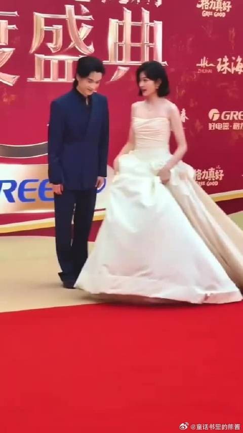 陈晓、孙千合体走红毯,穿的好像新郎和新娘!