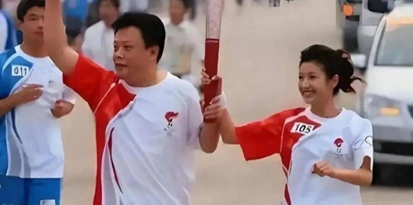 原来他俩已离婚,如今一个终生未再娶,一个嫁同行不再丁克生儿子