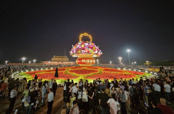 “祝福祖国”大花篮正式亮相,天安门广场国庆摆花走过42年
