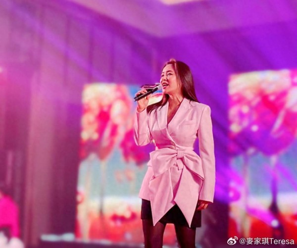 香港知名女星曝长子加拿大留学吃尽苦头,买过期肉留阴影,已休学