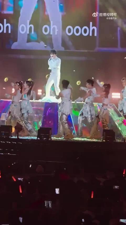 周深衣服掉了，怎么还踢给衣服一脚啊，好可爱的深深！