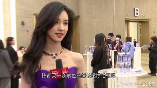 陈都灵红毯造型争议背后：紫色与个人特质的完美碰撞