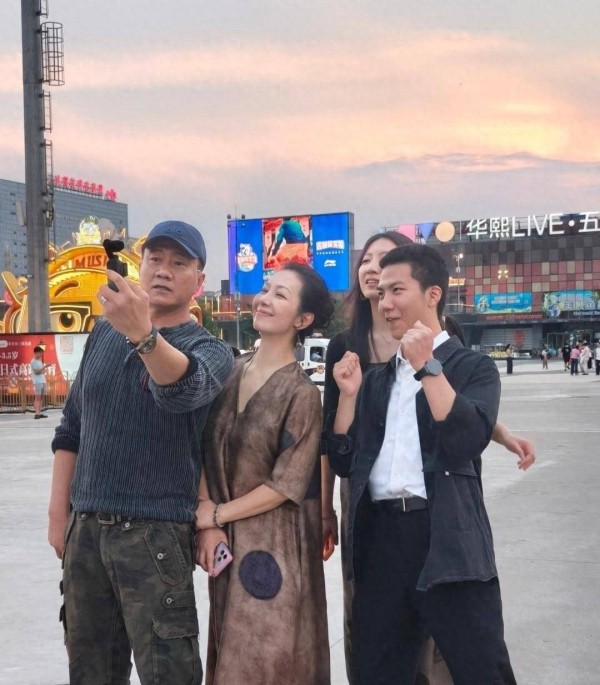 五棵松偶遇胡军一家看汉斯·季默音乐会!17岁胡皓康白衬衫黑夹克站得笔挺,自带高干子弟范儿