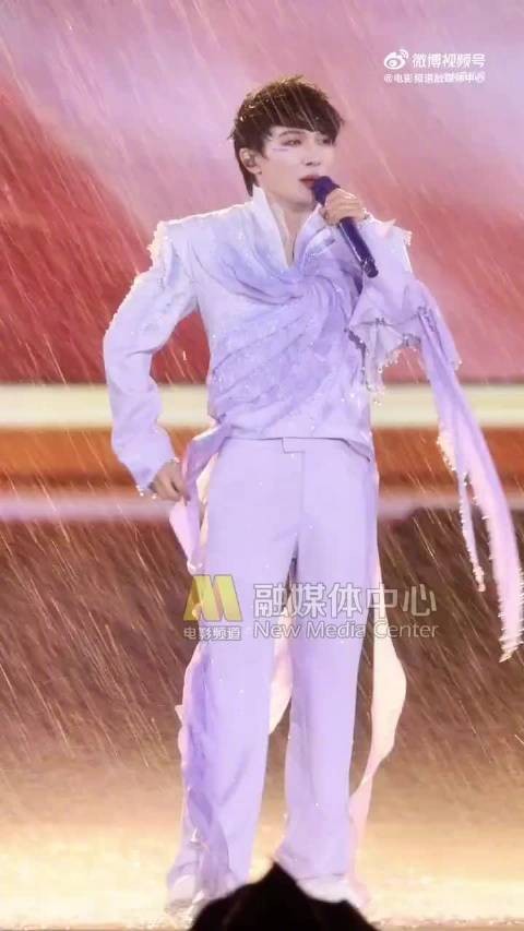 周深说风雨中拼搏出中国的奇迹