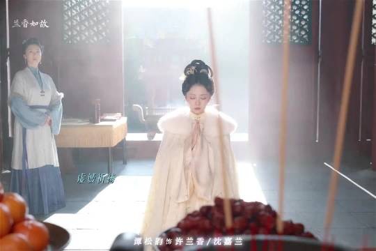 谭松韵笑着落泪,努力控制眼泪不往下坠