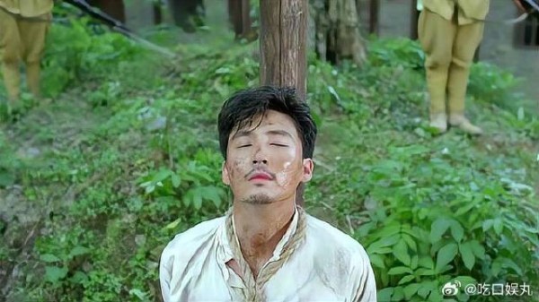 鬼子当众糟蹋小姑娘,气得战士口吐芬芳,真卑鄙