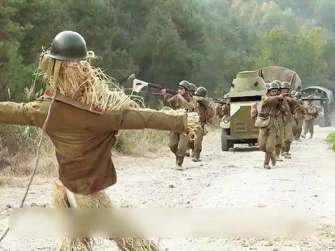 日军进山围剿川军时,突然出现一个稻草人拦 路,结局意想不到