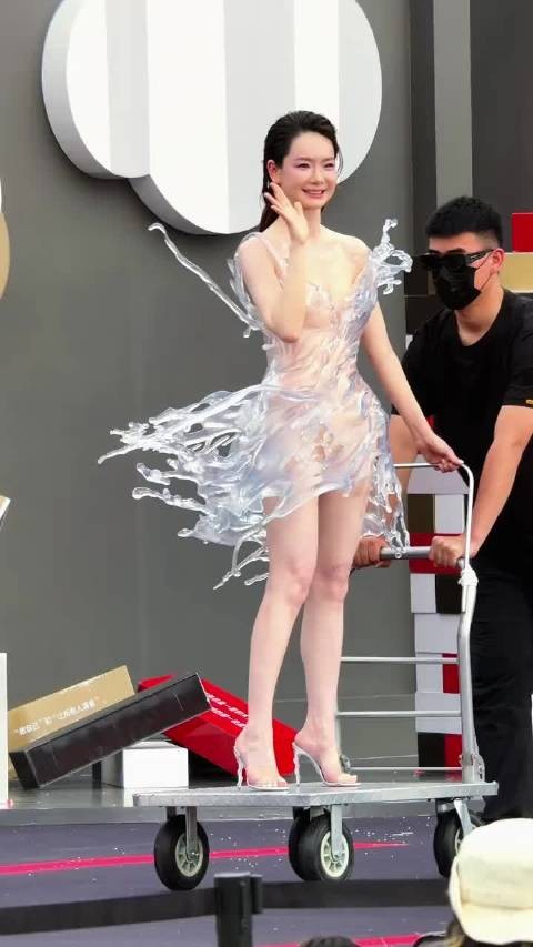戚薇这也太大胆了吧 内娱最敢穿的女星