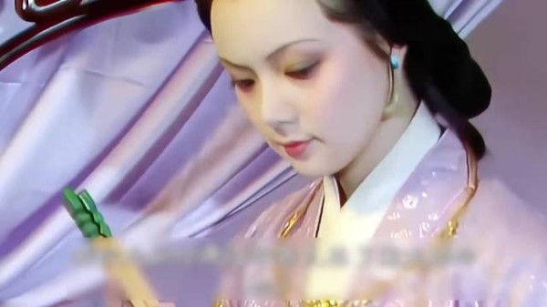 从冷香丸读懂宝钗:克制的底色里,藏着不为人知的委屈