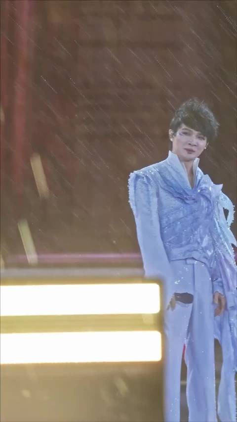 周深演唱会全程拒绝打伞,雨水都落进嘴里了