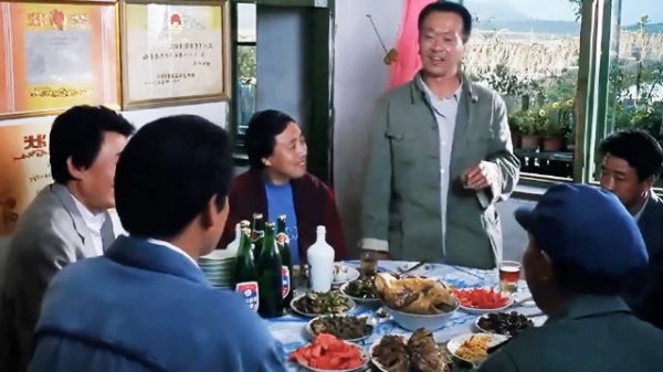 经典老电影，村长手握村里管电的权力，村民家里的生活用电说断就断！