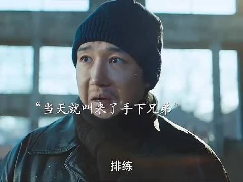 嚣张的劫匪直接持枪抢金店!