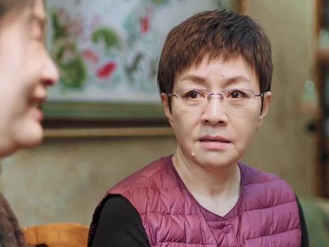 亲家给孩子们买了新房,只因没写儿子的名,婆婆当场翻脸!