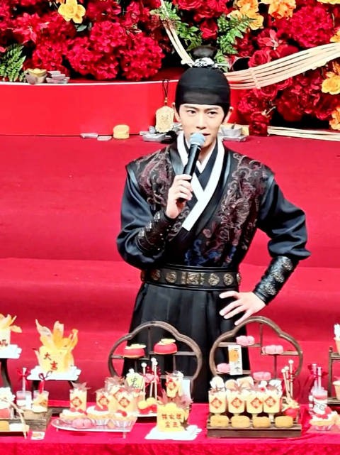 任嘉伦就这么轻描淡写的从口里说出了“今年六月份的时候做了肠胃镜手术”