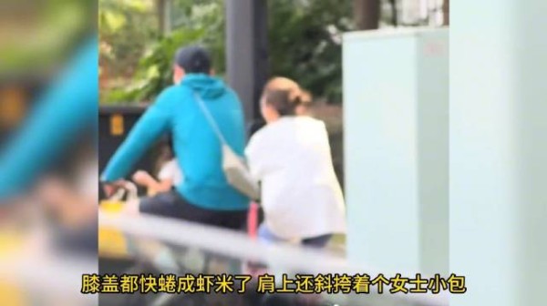 胡歌与妻女在上海街头骑行，让闺女坐车头，他帮老婆背包包