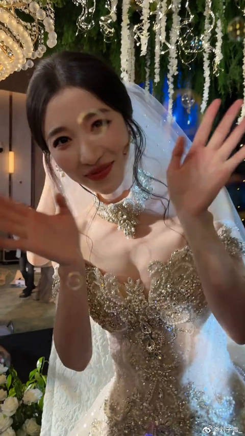 在结婚的时候听到爱豆名字也会眼前一亮！