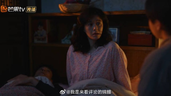 栋哲去邻居家看电视 被嫌弃人小屁股大,下秒宋莹宠儿子攒钱买电视
