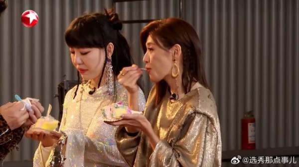 马嘉祺现场分21岁生日蛋糕，分享成长与欢聚的喜悦
