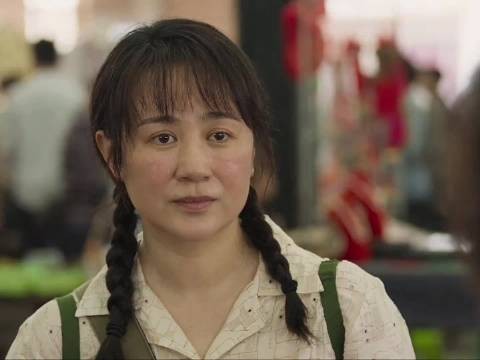 乡下女人带着孩子去找丈夫,却发现他已经重组了家庭