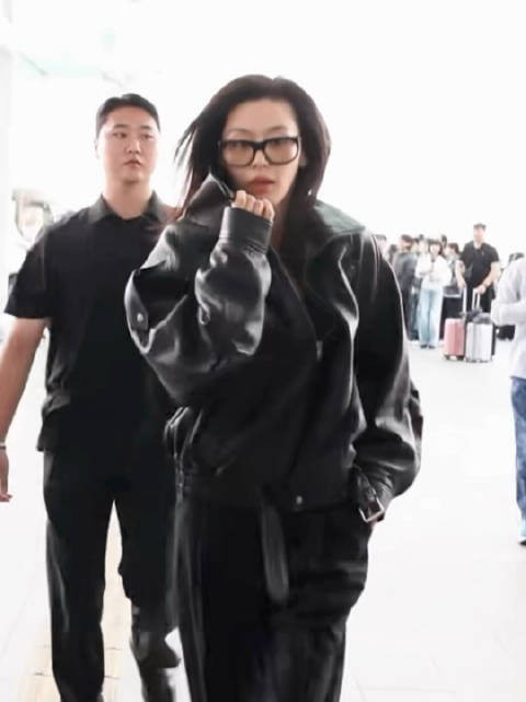 全智贤气场好强！全智贤素颜机场出发巴黎时装周