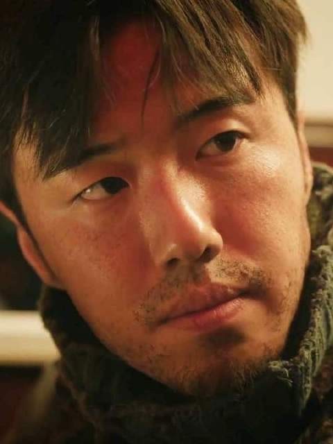 员工深夜巡查雪中现冻僵活人,寒夜惊现冰雕男尸