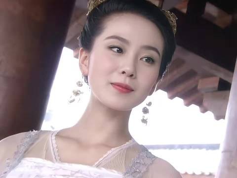 玉儿大多数都是高马尾造型,这套镜头很少的跳舞妆造别有风韵