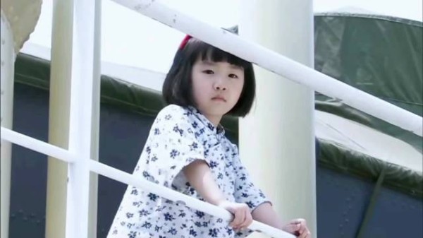女孩发现一群鬼子正光脚在甲板上训练,于是她用一根电线放倒了他们