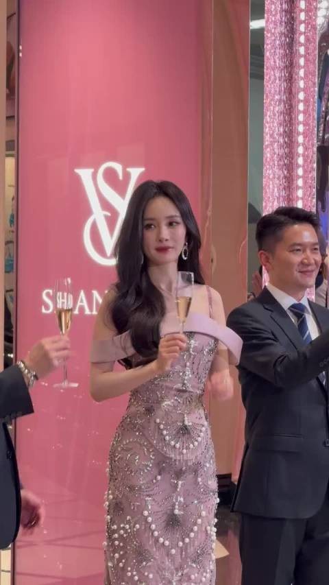 杨幂对我举杯了! 啊啊啊啊好幸福